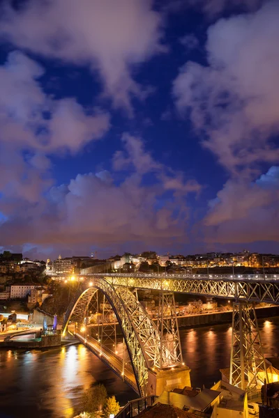 Ponte Dom Luiz Porto oteli gece köprü — Stok fotoğraf