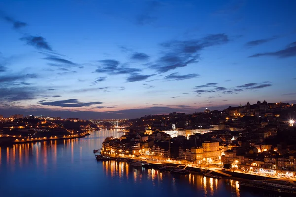 Город Порту в Португалии при свете фар — стоковое фото