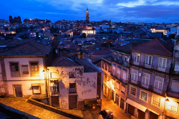 Casco antiguo de Oporto en Portugal al anochecer —  Fotos de Stock