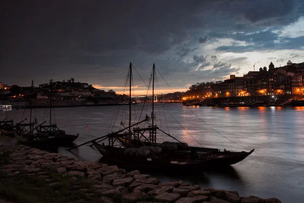 Штормовое вечернее небо над Порту и Гайей — стоковое фото