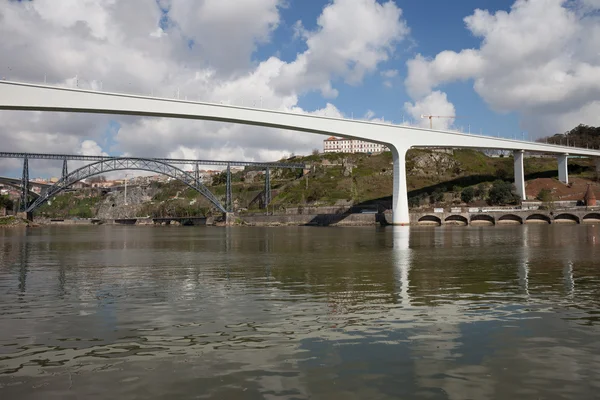 Porto broar över floden Douro i Portugal — Stockfoto