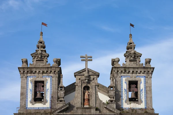 З Санкт Ільдефонсо Белл вежі церкви в Порто — стокове фото