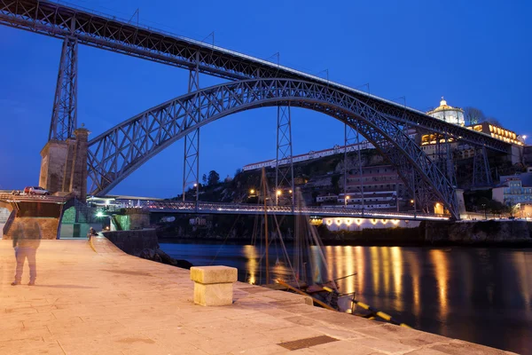 Dom luis i bridge bei Nacht in porto — Stockfoto