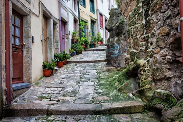 Ruelle étroite médiévale dans la vieille ville de Porto — Photo