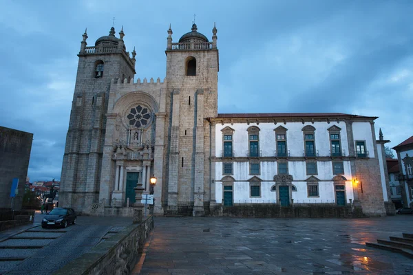 Портовский собор в Сумерках в Португалии — стоковое фото