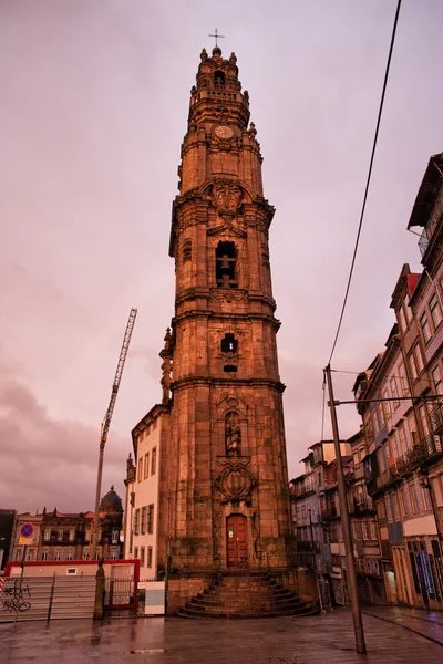 Torre da Igreja Clerigos ao pôr-do-sol no Porto — Fotografia de Stock