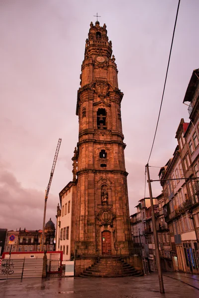 Clerigos Kirchturm bei Sonnenuntergang in porto — Stockfoto