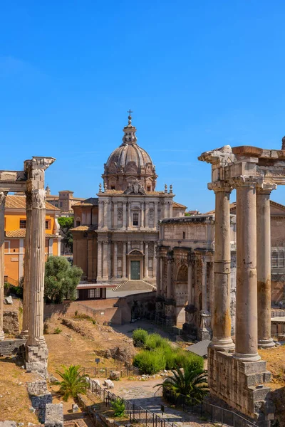 イタリアの古代都市 ローマフォーラム セプティミウス セヴェルス アーチとサンルーカ マルティナ教会 — ストック写真
