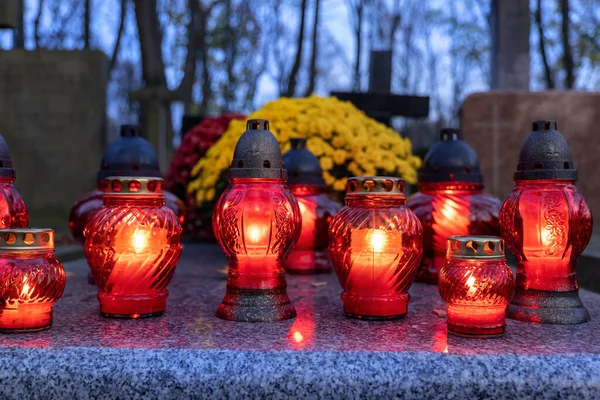 Κεριά Βράδυ Στον Τάφο Νεκροταφείο Γιορτές Ημέρα Των Αγίων Πάντων — Φωτογραφία Αρχείου