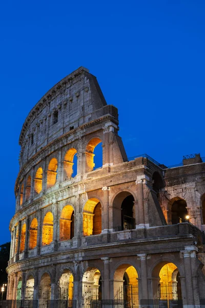 イタリアのローマで夜のコロッセオ 古代フラビアの円形劇場とグラディエータースタジアム — ストック写真