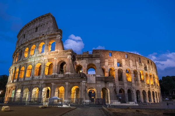 イタリア ローマの街の夜のコロッセオ 古代フラビアの円形劇場とグラディエータースタジアム — ストック写真