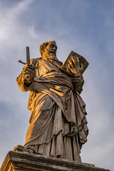 圣保罗使徒雕像 手里拿着一把破剑和一本关于意大利罗马圣安杰罗桥的书 罗马诺1464年日落时的大理石雕塑 — 图库照片