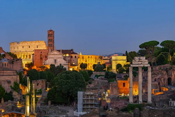 夕暮れ時のイタリアのローマ市 端にコロッセオとローマのフォーラムの古代遺跡 — ストック写真