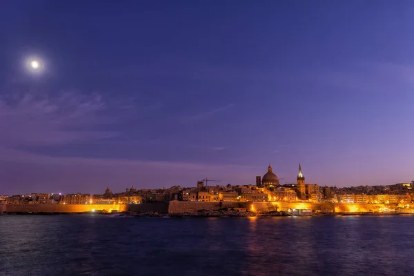 Valletta Şehrinin Gece Silueti Malta Nın Başkenti Marsamxett Limanı Ndan — Stok fotoğraf