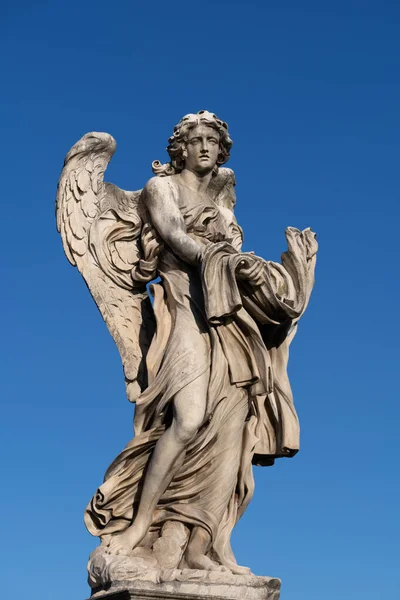 意大利罗马圣安杰洛桥上的天使与服装和牙齿雕像 纳尔迪尼17世纪的大理石雕塑 — 图库照片