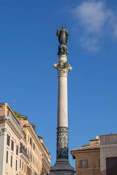 無原罪の概念の列 イタリア語 Colonna Della Immacolata ローマのミニャネッリ広場 イタリア 聖母マリアへの19世紀の記念碑古代コリントの列に花の花輪を運ぶ — ストック写真