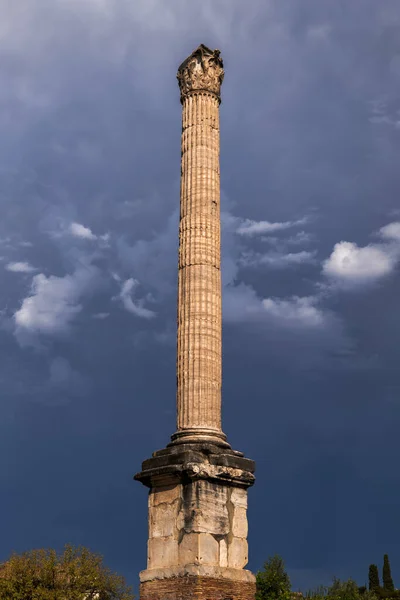 Forntida Korintisk Kolonn Mot Dyster Himmel Vid Forum Romanum Rom — Stockfoto