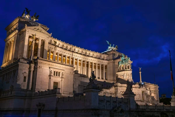 意大利罗马市 祖国的祭坛 维克多 伊曼纽尔二世纪念碑在夜间被照亮 — 图库照片
