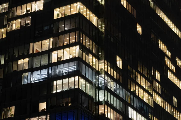 Okna Firemního Mrakodrapu Noci Kancelářská Budova Finanční Čtvrti Abstraktní Zázemí — Stock fotografie