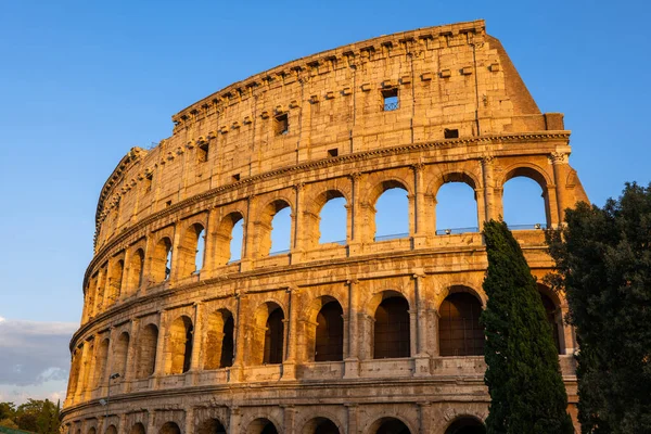 ローマの街の日没でコロッセオ イタリア 古代フラビアの円形劇場とグラディエータースタジアム — ストック写真