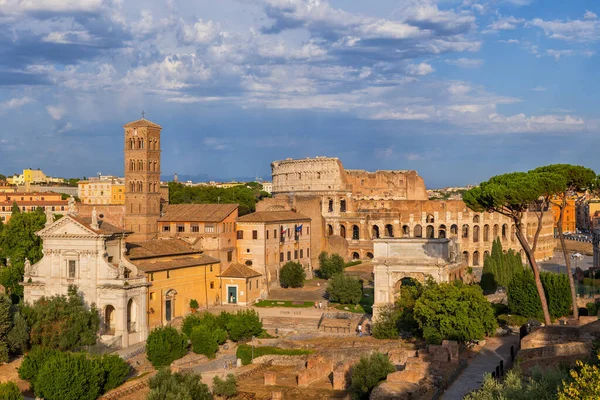 Rzym Włoszech Koloseum Forum Rzymskie Zachodzie Słońca — Zdjęcie stockowe