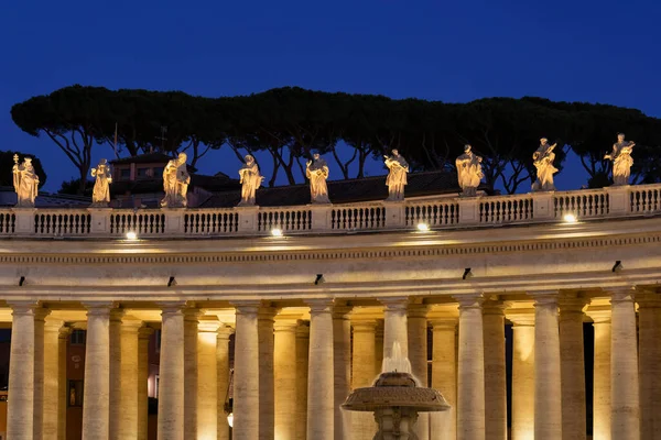 Vatikán Bernini Monumentális Oszlopa Éjszaka Megvilágítva Szent Péter Téren Doric — Stock Fotó