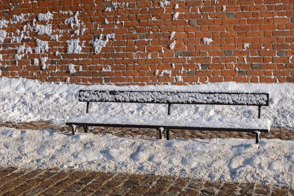 Заснеженная Скамейка Зимой Городской Стеной Старом Городе Варшавы Польша — стоковое фото