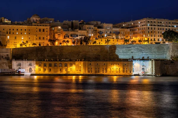 Malta Valletta Şehrinin Gece Silueti Grand Harbour Tarafından Görüldüğü Gibi — Stok fotoğraf