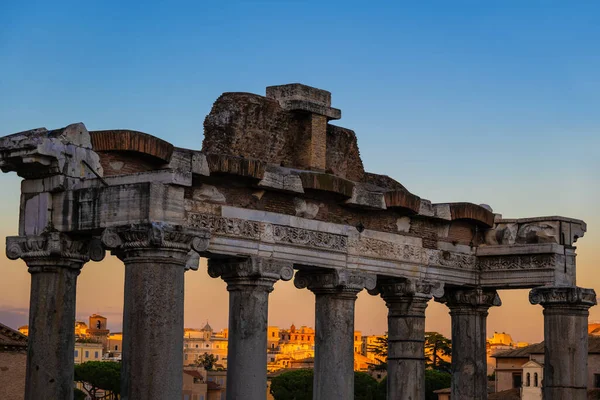 イタリアのローマにある土星の建築の詳細は 日没の空に対して夕暮れ時にイオニア式の柱に取り付けることができます 紀元前497年に土星の神に捧げられた古代ローマの記念碑 — ストック写真