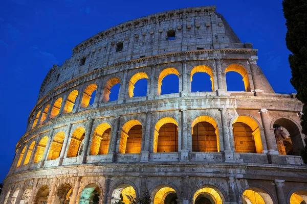 イタリアのローマで夜のコロッセオ 古代フラビアの円形劇場とグラディエーターアリーナ 有名な都市のランドマークの照明アーチ — ストック写真