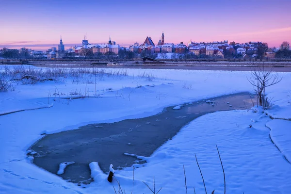 波兰华沙市冬季河流景观 维斯瓦河雪岸黎明时分的旧城天际线 — 图库照片