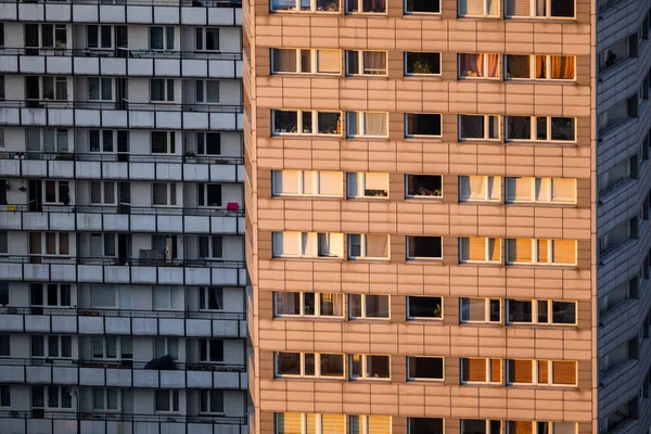 Bloki Mieszkalne Wieżowce Mieszkalne Wielopiętrowe Kondominium Jedną Fasadą Zachodzie Słońca — Zdjęcie stockowe