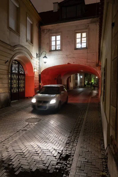 City Street Night Single Car Red Light Illuminated Building Passage — Foto Stock