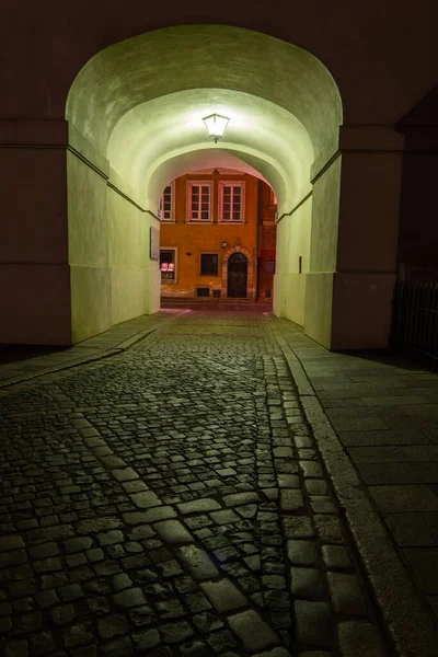 Cobblestone Rua Vazia Noite Com Passagem Arqueada Sob Edifício Iluminado — Fotografia de Stock