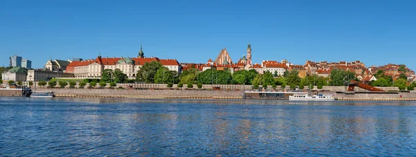 ワルシャワの川の景色 ポーランドの首都 旧市街のスカイライン — ストック写真