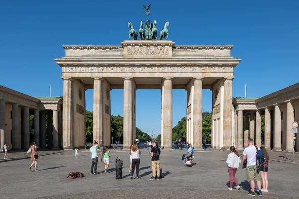 ベルリン ドイツ 2021年7月31日 人々のグループ ブランデンブルク門 ブランデンブルガー トール 都市のランドマーク 新古典主義様式の建築で観光客 — ストック写真