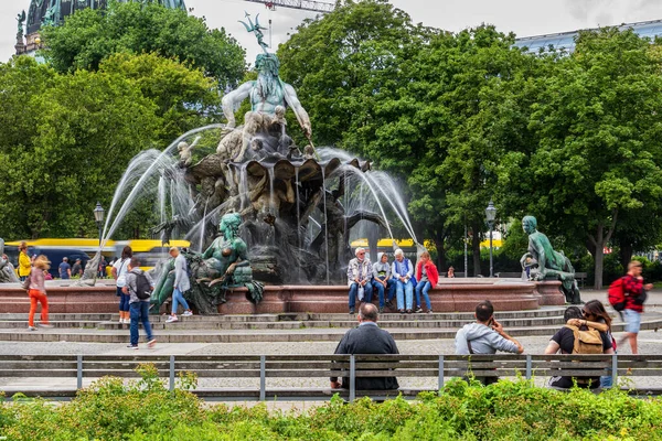 Berlin Deutschland August 2021 Menschen Neptunbrunnen Wahrzeichen Der Stadt — Stockfoto