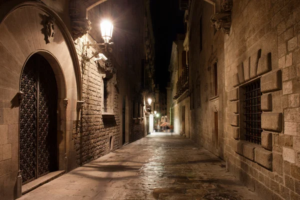 Rue dans le quartier gothique de Barcelone la nuit — Photo