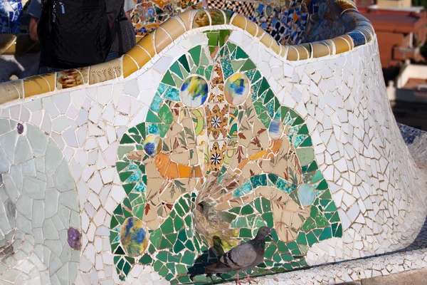 Trencadis mozaïek tegel in park guell in barcelona — Stockfoto