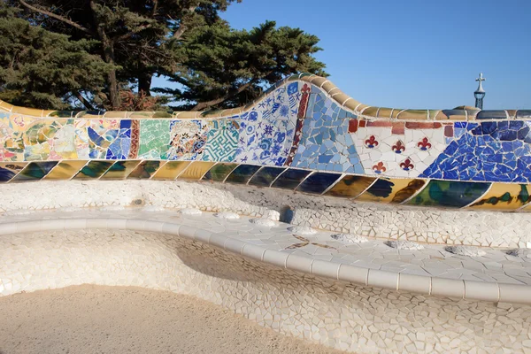 Banc Serpentine dans le Parc Gueli à Barcelone — Photo