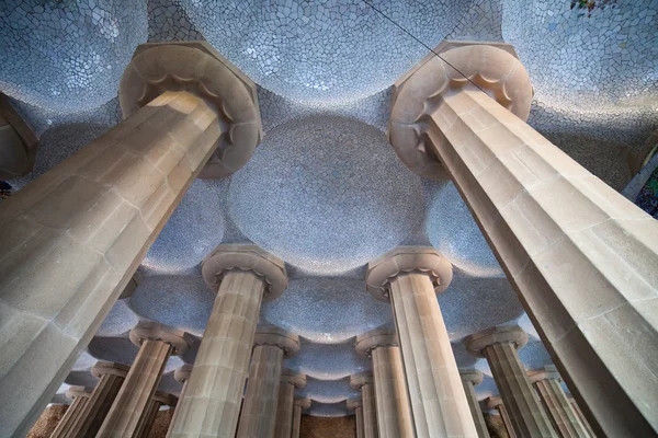 Colunas e cúpulas de Hypostyle Room em Park Guell — Fotografia de Stock