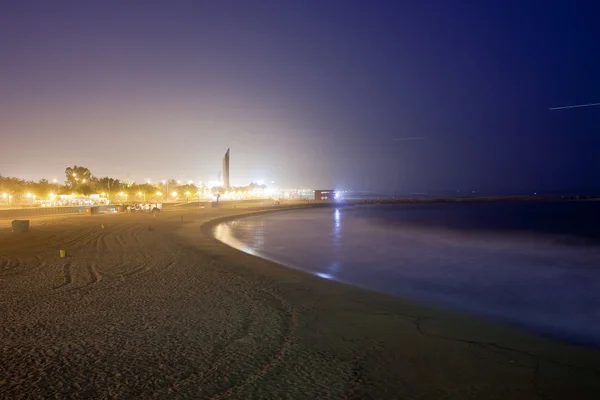 Icaria Beach в Барселоне ночью — стоковое фото