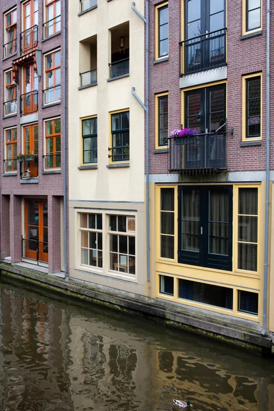 Kanalen byggnader i amsterdam — Stockfoto