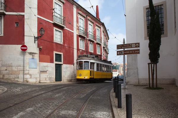 Lissabon spårvagn väg 12 i portugal — Stockfoto