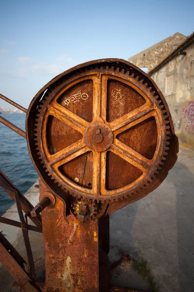 Ancien engrenage de grue rouillée — Photo