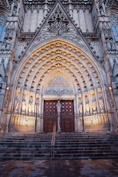 Gotische portaal naar de kathedraal van barcelona — Stockfoto