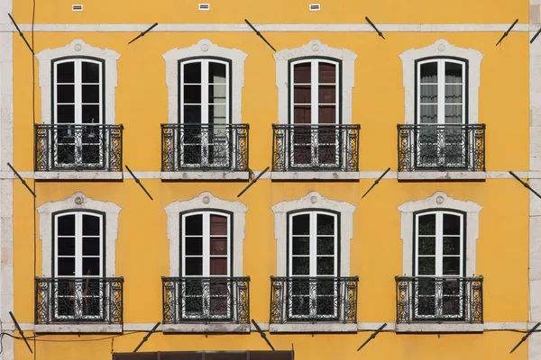 Gebouw met gele Facade — Stockfoto