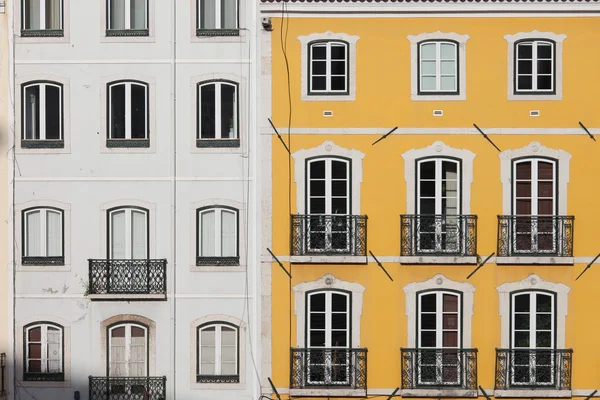 Casas de fileira tradicionais em Lisboa — Fotografia de Stock