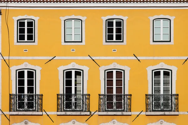 Дом с жёлтым фасадом — стоковое фото