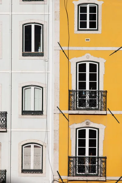 Σειρά σπίτια με άσπρες και κίτρινες προσόψεις — Φωτογραφία Αρχείου